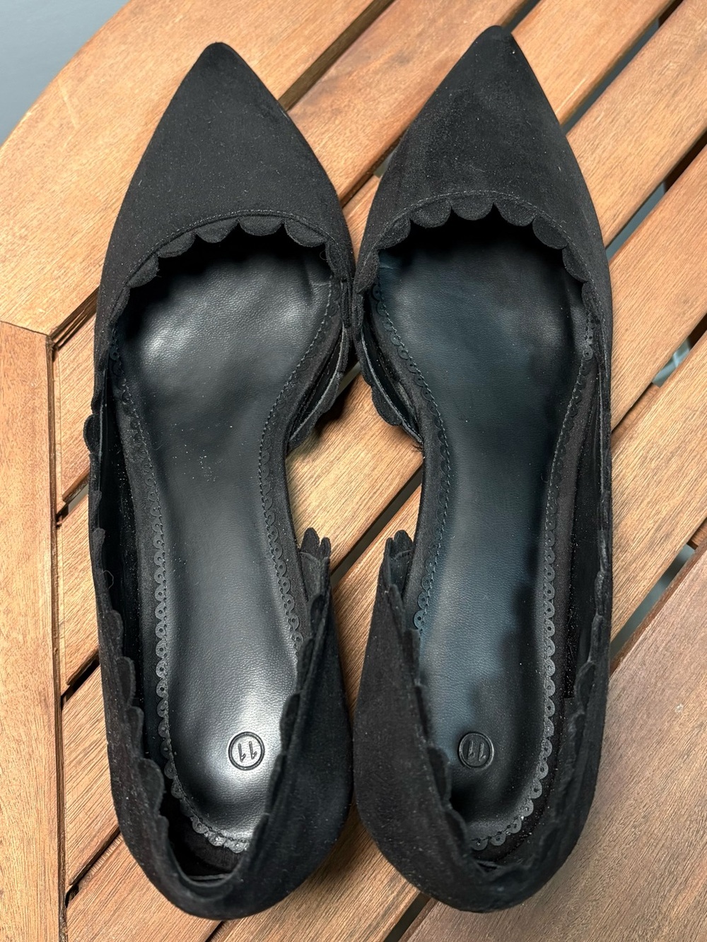 Black Scalloped, Pointed-Toe Women's Kitten Heels - Picture 3 of 3